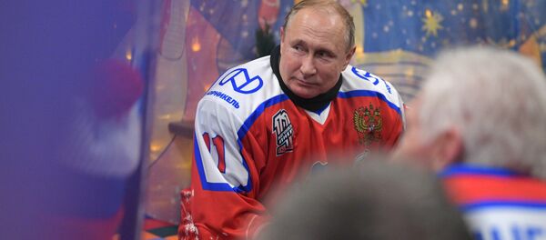 Президент России Владимир Путин в перерыве предновогоднего товарищеского матча Ночной хоккейной лиги на катке на Красной площади Президент России Владимир Путин в перерыве предновогоднего товарищеского матча Ночной хоккейной лиги на катке на Красной площади - Sputnik Таджикистан