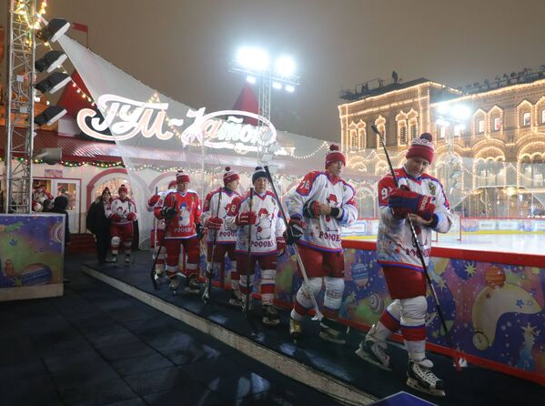 Игроки Ночной хоккейной лиги перед началом предновогоднего товарищеского матча на катке на Красной площади - Sputnik Таджикистан