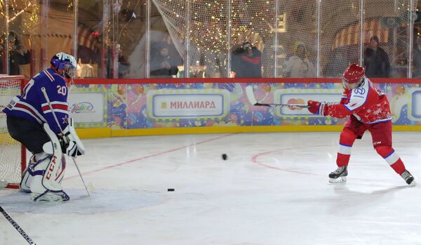 Президент России  Владимир Путин в предновогоднем товарищеском матче Ночной хоккейной лиги на катке на Красной площади - Sputnik Таджикистан