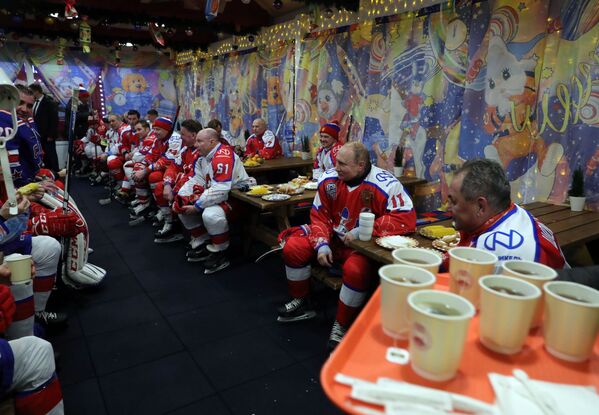 Президент России Владимир Путин во время перерыва в предновогоднем товарищеском матче Ночной хоккейной лиги на катке на Красной площади - Sputnik Таджикистан