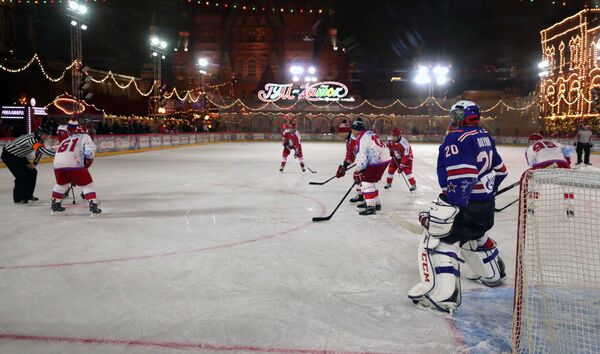 Предновогодний товарищеский матч Ночной хоккейной лиги на катке на Красной площади - Sputnik Таджикистан