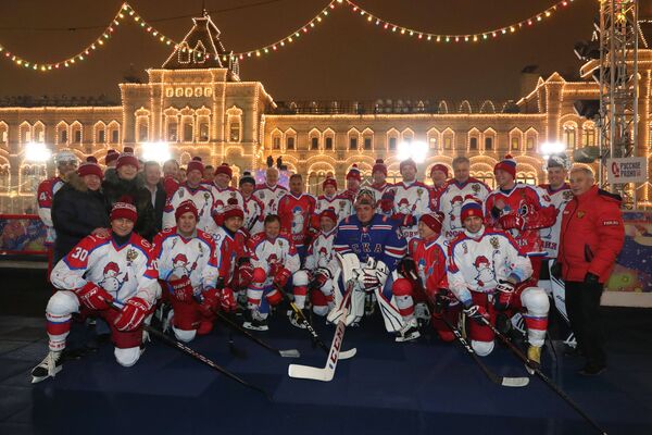 Игроки Ночной хоккейной лиги фотографируются перед началом предновогоднего товарищеского матча на катке на Красной площади - Sputnik Таджикистан