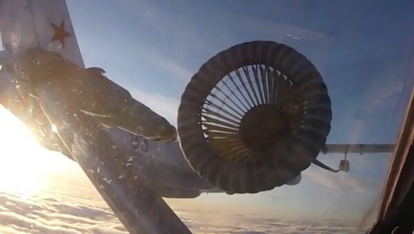 Эффектные кадры дозаправки в воздухе истребителей МиГ-31БМ и Су-34 - YouTube - Sputnik Таджикистан