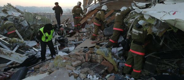 Сотрудники спасательной службы и полиции на месте крушения самолета Fokker 100 Сотрудники спасательной службы и полиции на месте крушения самолета Fokker 100 - Sputnik Таджикистан