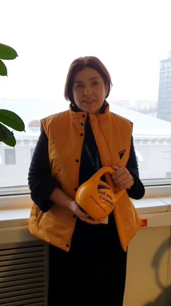 Заместитель главного редактора МИА Россия сегодня Наталья Лосева во время флешмоба в поддержку #SputnikЭстония  - Sputnik Таджикистан