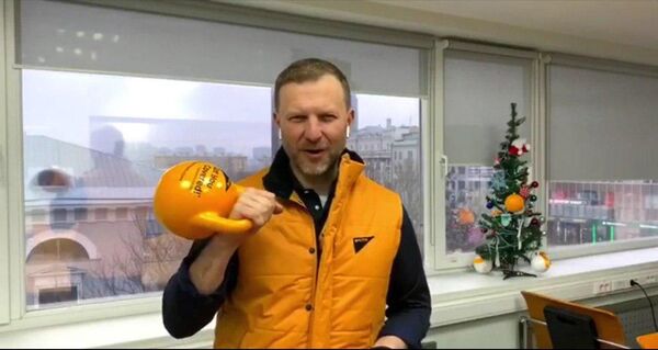 Директор по коммуникациям МИА Россия сегодня Пётр Лидов во время флешмоба в поддержку Sputnik Эстония  - Sputnik Таджикистан