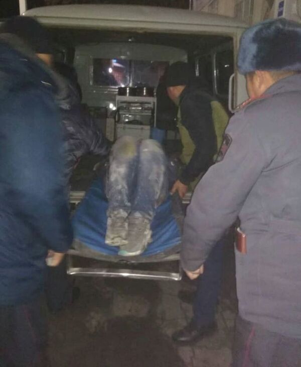 Милисаҳо аз дохили танӯр марди сӯхтаро бароварданд - акс - Sputnik Тоҷикистон