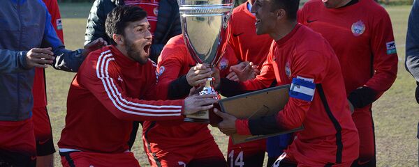 Таджкиские футболисты ликуют победе, архивное фото Таджкиские футболисты ликуют победе, архивное фото - Sputnik Таджикистан