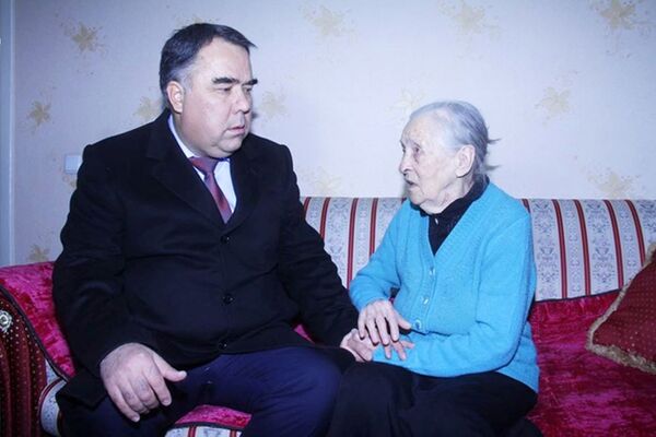 Аҳмадзода ба Аниса Насимзода: руҳафтода нашавед ва ба омӯзиши илму дониш машғул бошед Аҳмадзода ба Аниса Насимзода: руҳафтода нашавед ва ба омӯзиши илму дониш машғул бошед - Sputnik Тоҷикистон