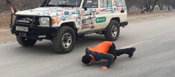 Фарҳод Калонов, ҳангоми вуруд ба хоки Тоҷикистон - Sputnik Таджикистан