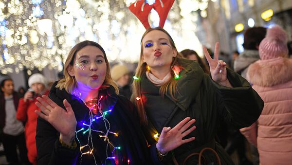 Девушки встречают Новый год на Никольской улице в Москве - Sputnik Таджикистан