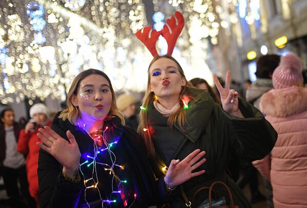 Девушки встречают Новый год на Никольской улице в Москве - Sputnik Таджикистан