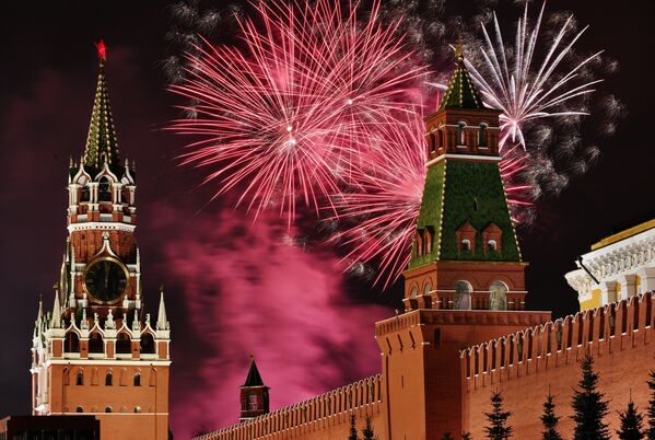 Новогодний салют над Красной площадью в Москве - Sputnik Таджикистан