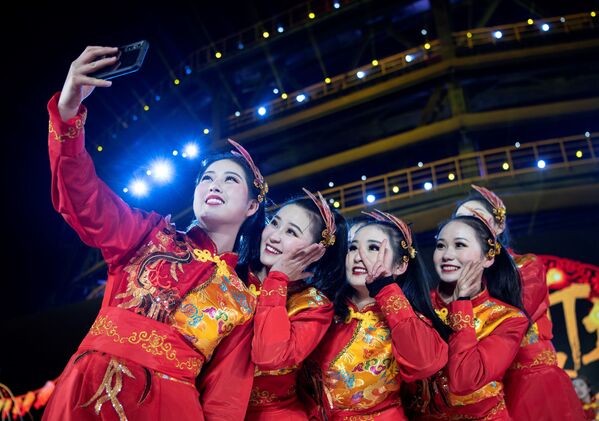 Артисты после наступления Нового года в Пекине  - Sputnik Таджикистан