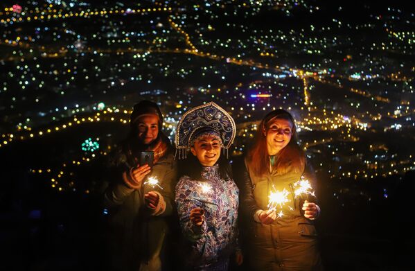 Жители и гости Пятигорска встречают Новый год на вершине горы Машук - Sputnik Таджикистан