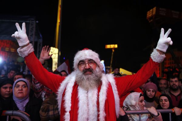 Антиправительственный протестующий во время празднования Нового года в Бейруте  - Sputnik Таджикистан
