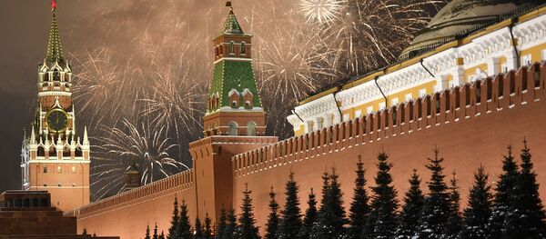 Праздничный салют во время празднования Нового года в Москве Праздничный салют во время празднования Нового года в Москве - Sputnik Таджикистан