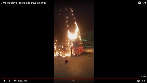 Видеофакт: 17-метровая новогодняя елка сгорела дотла в Казахстане - Sputnik Таджикистан