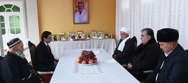 Эмомалӣ Раҳмон ва Рустами Эмомалӣ ҳангоми фотиҳахонӣ дар хонаи Ҳоҷӣ Камол - Sputnik Тоҷикистон