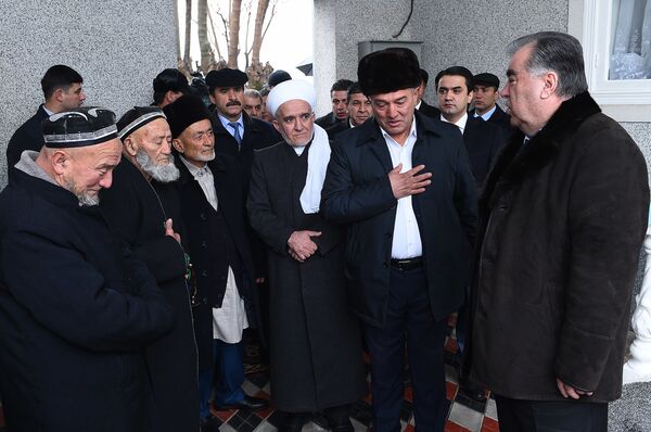 Фотиҳахонии Раҳмону Рустами Эмомалӣ дар хонаи Ҳоҷӣ Камол дар рӯзи ҷумъа-акс - Sputnik Тоҷикистон