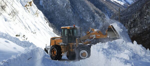 В Таджикистане из-за схода снежных лавин перекрыта дорога, которая соединяет центр страны с северными районами - Sputnik Таджикистан