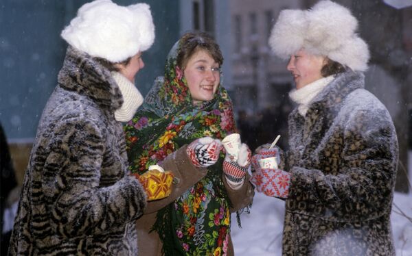 Девушки едят мороженое - Sputnik Таджикистан
