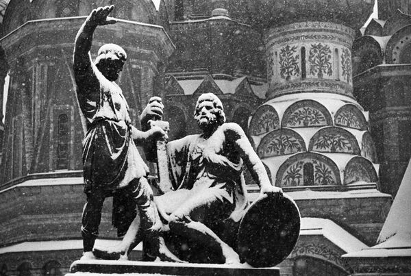 Памятник Козьме Минину и Дмитрию Пожарскому на Красной площади в Москве - Sputnik Таджикистан