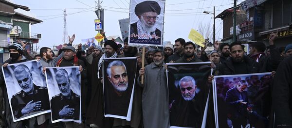 Протестующие с фотографиями убитого генерала КСИР Касема Сулеймани и президентом Хассаном Роухани, 3 января 2020 года - Sputnik Таджикистан