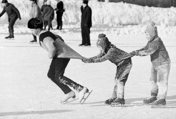 Ребята катаются на коньках «паровозиком», 1976 год Ребята катаются на коньках «паровозиком», 1976 год - Sputnik Таджикистан