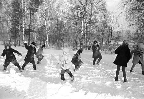 Дети, играющие в снежки, 1969 год Дети, играющие в снежки, 1969 год - Sputnik Таджикистан