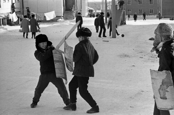 Дети играют во дворе одного из районов города Якутска, 1973 год - Sputnik Таджикистан