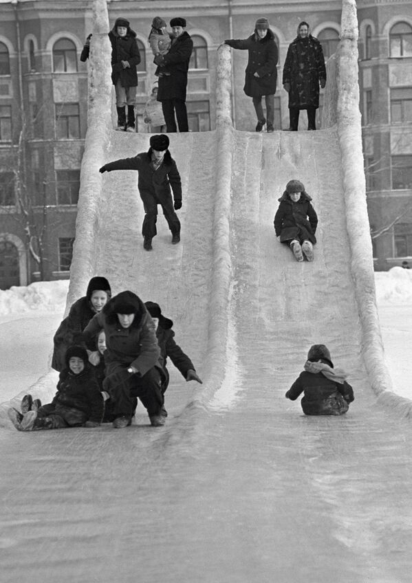 Дети катаются на ледяной горке в городе Пермь, 1973 год - Sputnik Таджикистан