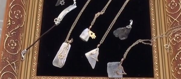 Искусством по войне: как осколки ракет превращаются в украшения - Sputnik Таджикистан