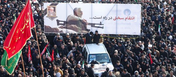 Траурное шествие по случаю прощания с иранским генералом Касемом Сулеймани, убитым во время авиаудара в Багдаде - Sputnik Таджикистан