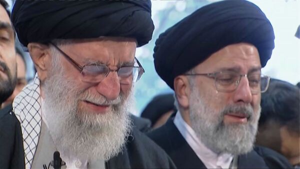 Духовный лидер Ирана аятолла Али Хаменеи во время прощания с иранским генералом Касемом Сулеймани - Sputnik Таджикистан