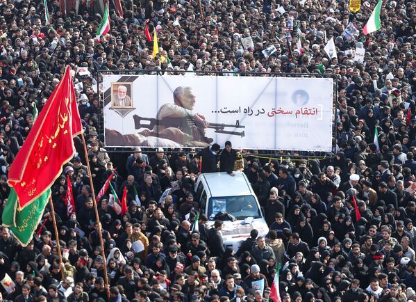 Иранский народ принимает участие в похоронной процессии  генерал-майора Ирана Касема Сулеймани - Sputnik Таджикистан