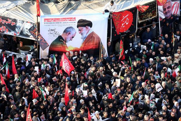 Иранский народ принимает участие в похоронной процессии генерал-майора Ирана Касема Сулемани - Sputnik Таджикистан