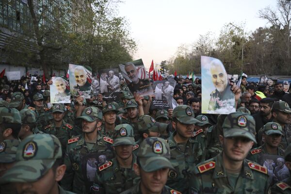 Военные кадеты во время траурного шествия по случаю прощания с иранским генералом Касемом Сулеймани - Sputnik Таджикистан