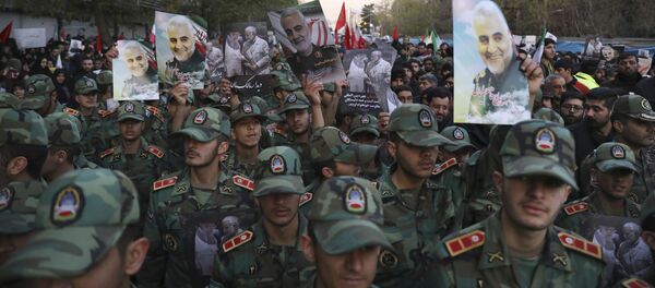 Военные кадеты во время траурного шествия по случаю прощания с иранским генералом Касемом Сулеймани, убитым во время авиаудара в Багдаде - Sputnik Таджикистан