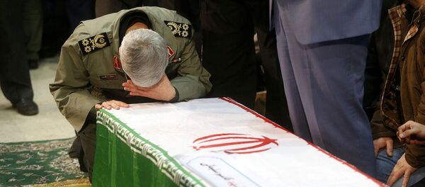 Командующим силами Кодс КСИР Ирана генерал Эсмаил Гаани во время прощания с иранским генералом Касемом Сулеймани, убитым во время авиаудара в Багдаде - Sputnik Тоҷикистон