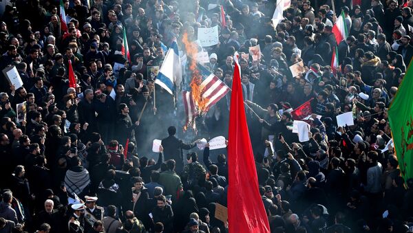 Сожжение флагов США и Израиля во время траурного шествия по случаю прощания с иранским генералом Касемом Сулеймани, убитым во время авиаудара в Багдаде - Sputnik Таджикистан