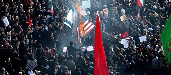 Сожжение флагов США и Израиля во время траурного шествия по случаю прощания с иранским генералом Касемом Сулеймани, убитым во время авиаудара в Багдаде - Sputnik Таджикистан