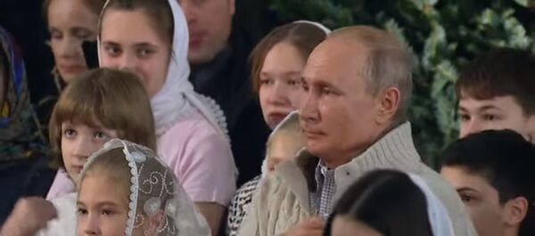 Путин и Медведев посетили рождественские богослужения - Sputnik Таджикистан