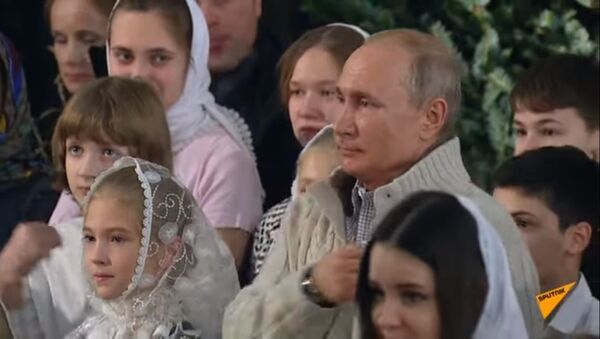 Путин и Медведев посетили рождественские богослужения - Sputnik Таджикистан