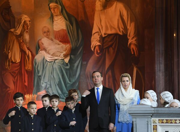 Премьер-министр России Дмитрий Медведев с женой Светланой Медведевой во время Рождественского богослужения в храме Христа Спасителя в Москве - Sputnik Таджикистан