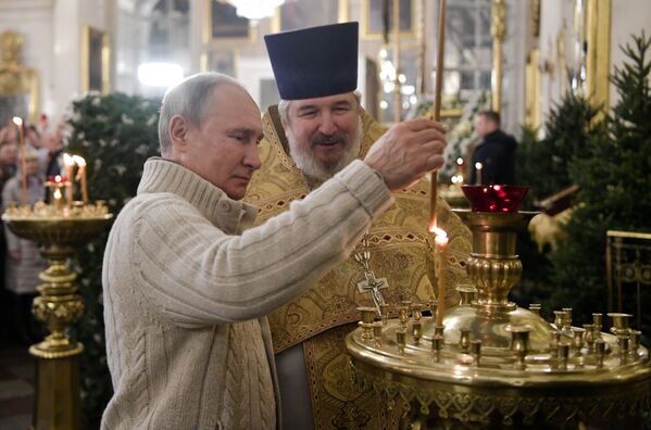 Президент Владимир Путин  во время Рождественского богослужения в Спасо-Преображенском соборе в Санкт-Петербурге - Sputnik Таджикистан