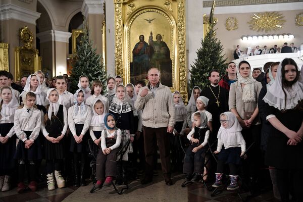 Президент Владимир Путин  во время Рождественского богослужения в Спасо-Преображенском соборе в Санкт-Петербурге - Sputnik Таджикистан