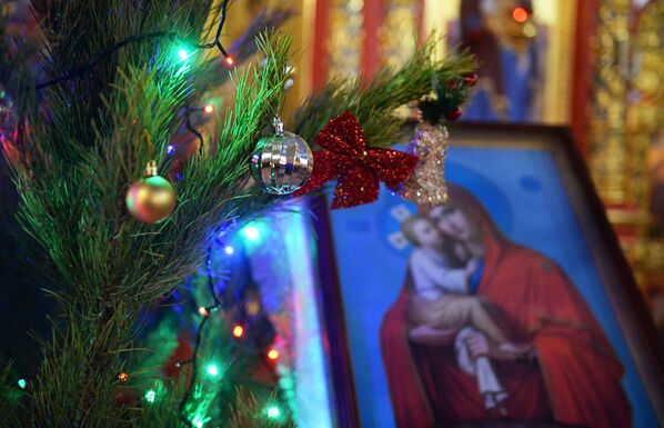 Во время рождественского богослужения в храме Михаила Архангела в Грозном - Sputnik Таджикистан