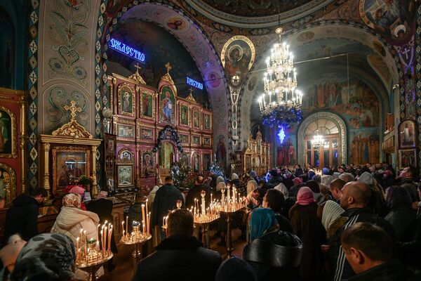 Верующие во время рождественского богослужения в Петро-Павловском кафедральном соборе в Симферополе - Sputnik Таджикистан