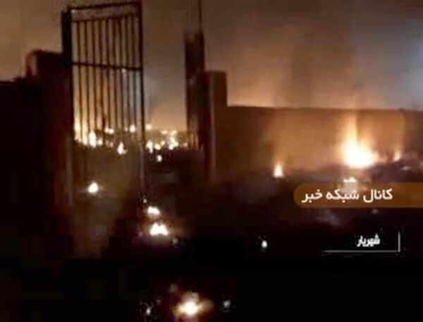 Кадр с видео пожара на месте крушения самолета в Иране  - Sputnik Тоҷикистон